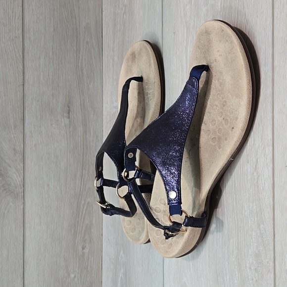 Vionic Women Kirra Metallic T Strap Leather Sandals Shoes Sz 8 - Picture 1 of 10